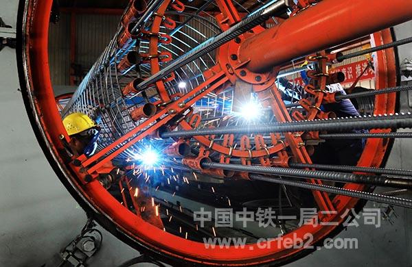钻孔桩钢筋笼进行滚焊——王利 摄 钻孔桩钢筋笼进行滚焊——王利 摄
